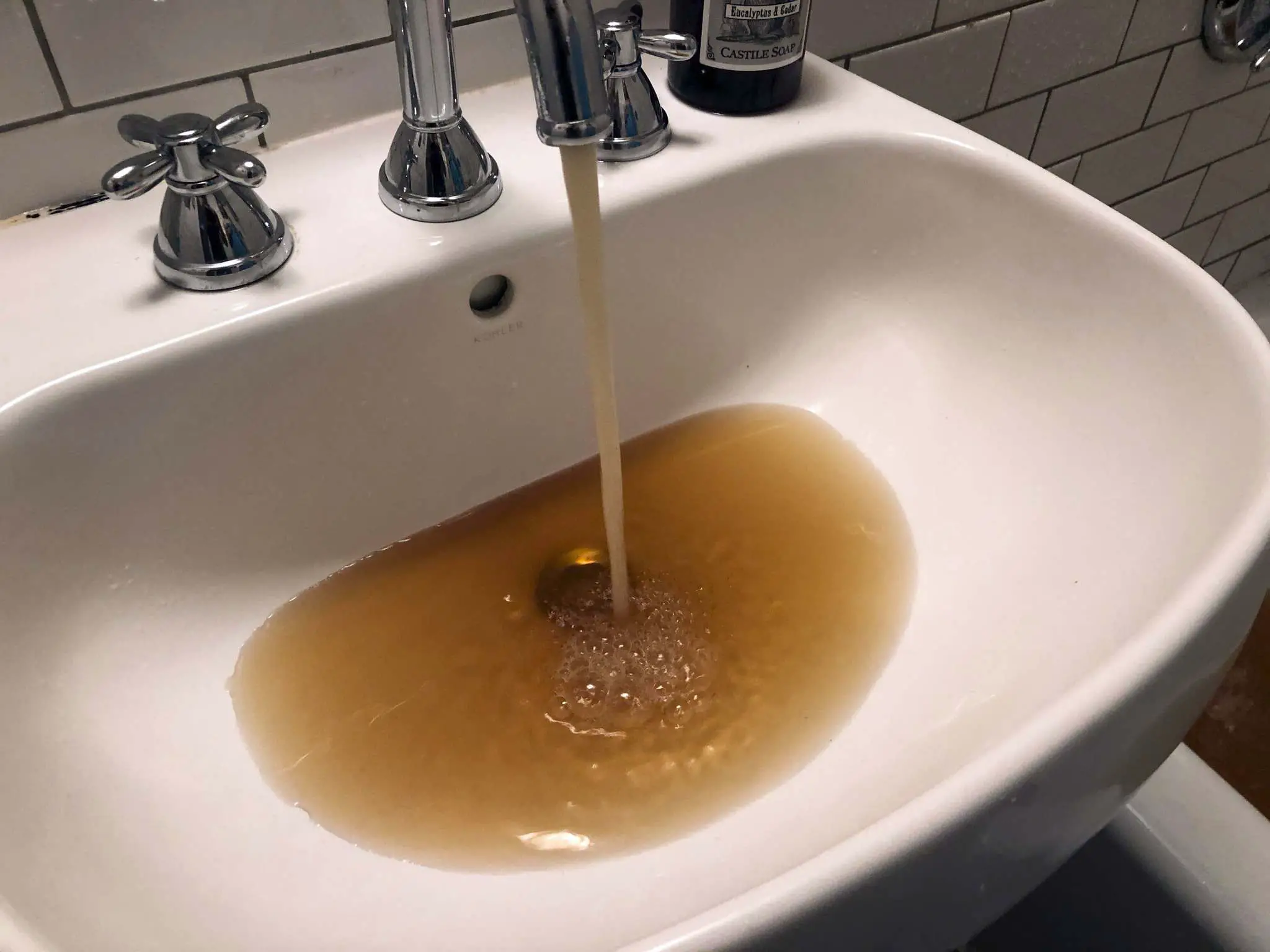 Pourquoi l’eau du robinet est marron ?